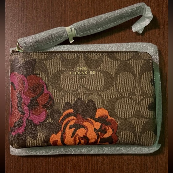 π COACH NOTEBOOK IN SIGNATURE CANVAS WITH JUMBO FLORAL PRINT & WRISTLET π NWT π - Picture 5 of 16